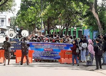 Aksi Demo Hampir Ricuh, Roy Sumakul Minta Pendemo Jangan Anarkis
