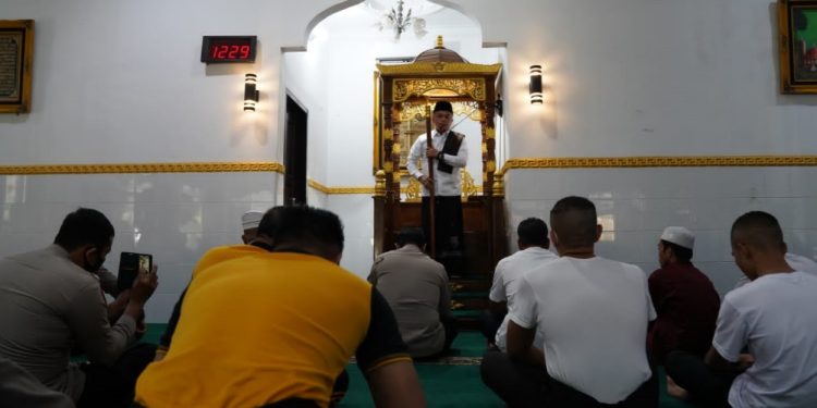 Walikota Palu Jadi Khatib Sholat Jumat di Mesjid Nurul Ikhsan Polresta Palu