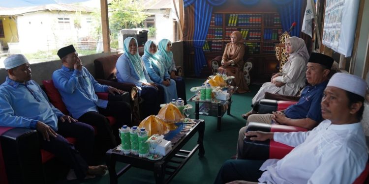 Diah Puspita Serahkan Bantuan Dana Kepada LPPTKA-BKPRMI Kota Palu Untuk Renovasi Sejumlah TPA