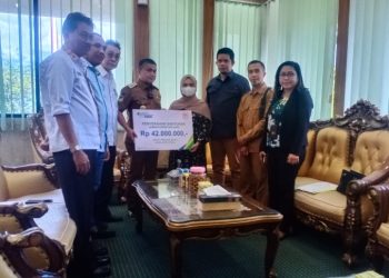 Walikota Berikan Bantuan BPJS Rp42 juta Kepada Istri Almarhum Juara Pencak Silat Kota Palu