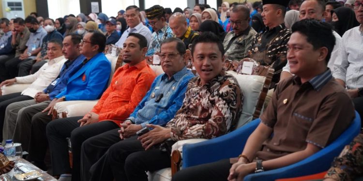 Walikota Palu Hadiri Kuliah Umum dan Bedah Buku ALDERA