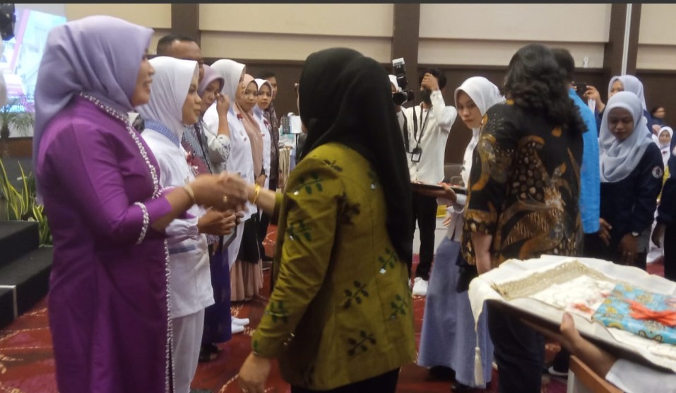 Capping day store