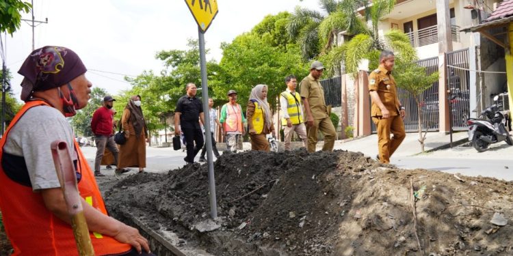 Program Terima Kasih Padat Karya, Bersihkan Drainase Honornya Rp25 Ribu Per Meter