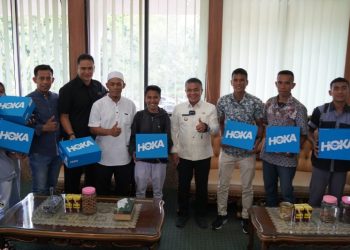 Hadianto Serahkan Hadiah Pemenang Lomba Lari 5K