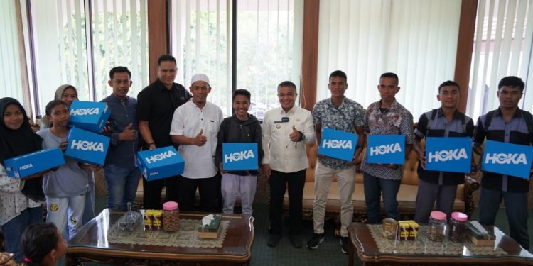 Hadianto Serahkan Hadiah Pemenang Lomba Lari 5K