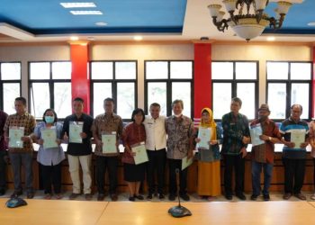 Walikota Palu Serahkan Sertifikat Tanah Hasil Konsolidasi Masyarakat Kelurahan Petobo