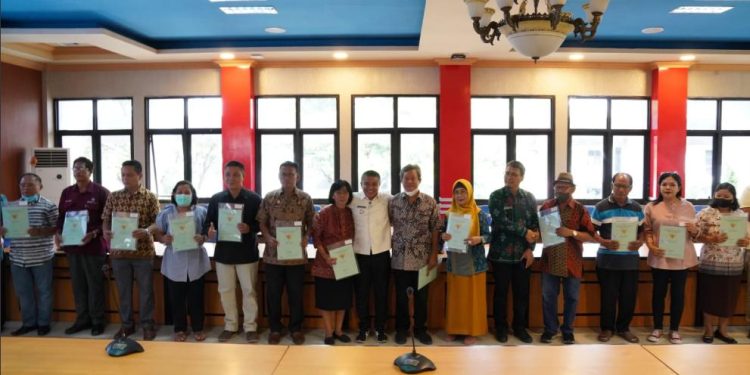 Walikota Palu Serahkan Sertifikat Tanah Hasil Konsolidasi Masyarakat Kelurahan Petobo