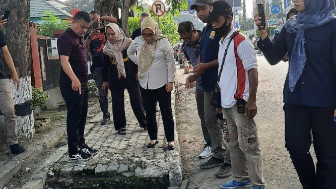 Tinjau Drainase di Sejumlah Ruas Jalan Kota Palu, Walikota Programkan Penghargaan Terima Kasih Padat Karya