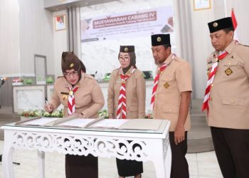 Vera Rompas Mastura Lantik Pengurus Kwartir Pramuka Kabupaten Touna