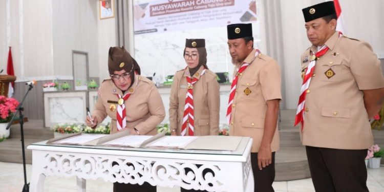 Vera Rompas Mastura Lantik Pengurus Kwartir Pramuka Kabupaten Touna
