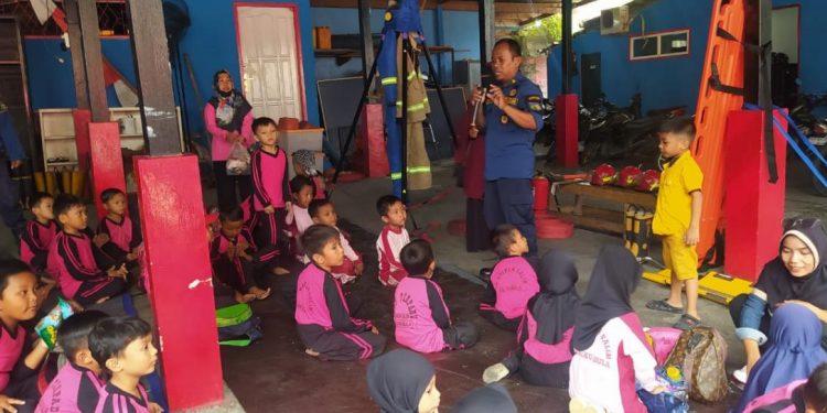 Damkarmat Kota Palu melaksanakan program Edudamkar untuk TK dan PAUD