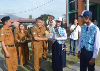 Walikota beri penghargaan kepada 2 Siswa SMPN 1 Palu yang wakili Indonesia ke ajang I am Model International Search 2023