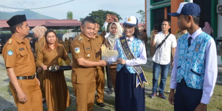 Walikota beri penghargaan kepada 2 Siswa SMPN 1 Palu yang wakili Indonesia ke ajang I am Model International Search 2023