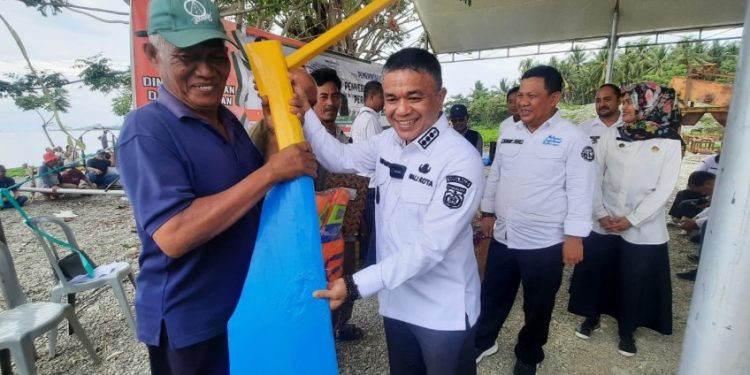 Walikota Palu Serahkan 63 Bantuan Kapal Untuk Nelayan Teluk Palu