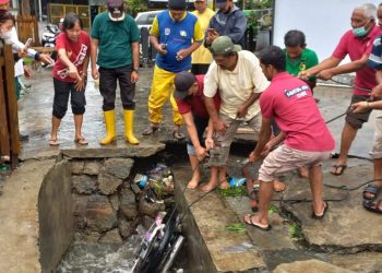 Pasca hujan deras, Satgas Pancasila bantu evakuasi warga yang terperosok kedalam drainase