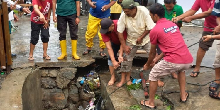 Pasca hujan deras, Satgas Pancasila bantu evakuasi warga yang terperosok kedalam drainase