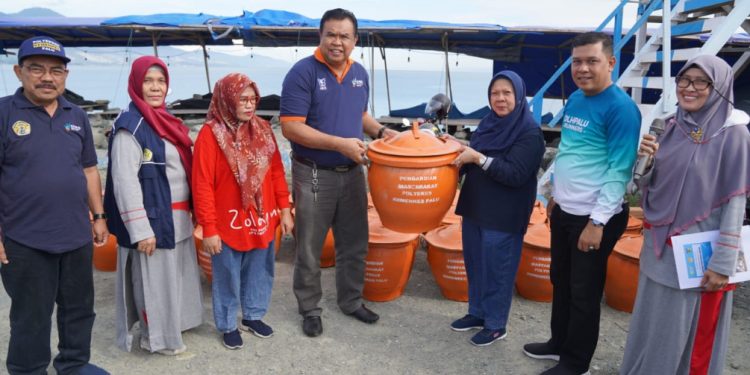 Pemkot Palu Menerima Bantuan 25 Unit Tempat Sampah dari Poltekkes Kemenkes Palu