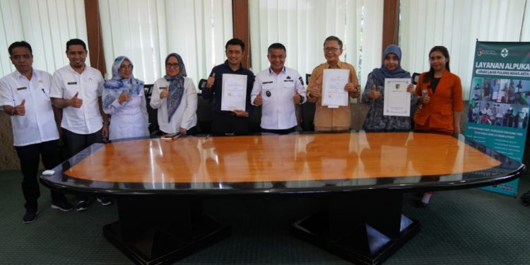 Wali Kota Palu Menandatangani Perjanjian ‘Layanan Alpukat’
