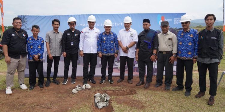 Hadianto Meletakkan Batu Pertama Pembangunan Rumah Dua Jari Center