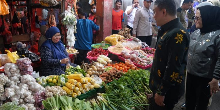 Jelang Bulan Ramadhan, Wali Kota Palu Pantau Harga Bahan Pokok di Pasar Masomba