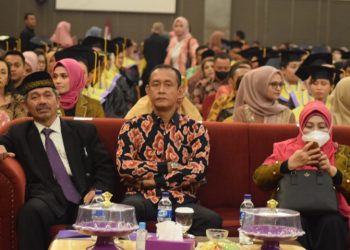 Asisten II Setda Kota Palu Hadiri Wisuda Terakhir STIE Panca Bakti Palu