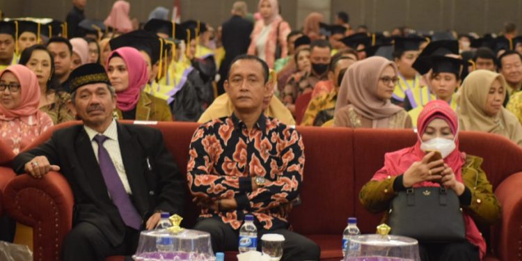 Asisten II Setda Kota Palu Hadiri Wisuda Terakhir STIE Panca Bakti Palu