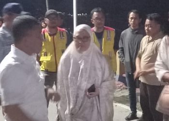 Usai Berbuka Puasa, Wali Kota Palu Meninjau Langsung Kondisi Jembatan Amblas di Kelurahan Buluri