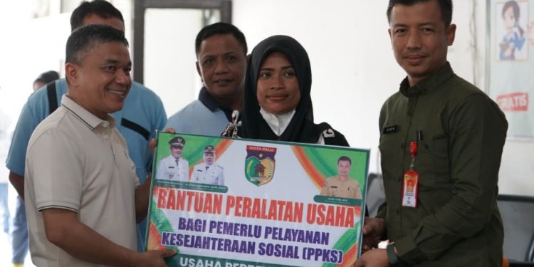 Penyerahan Bantuan Peralatan Usaha Kepada 47 Penerima Manfaat, Ini Pesan Wali Kota