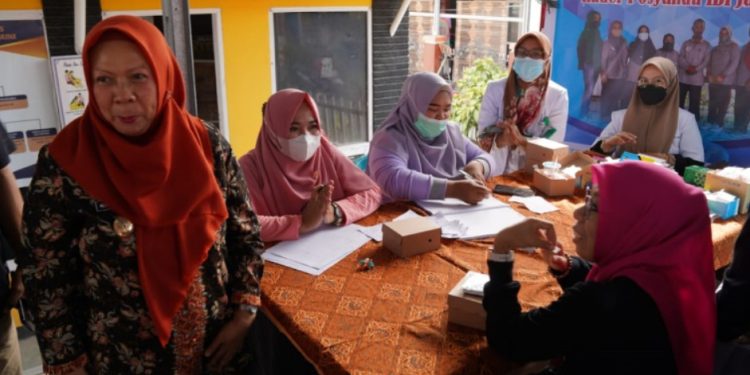 Bakti Sosial bersama Ikatan Bidan Indonesia, Wawali Ingatkan Tekan Stunting