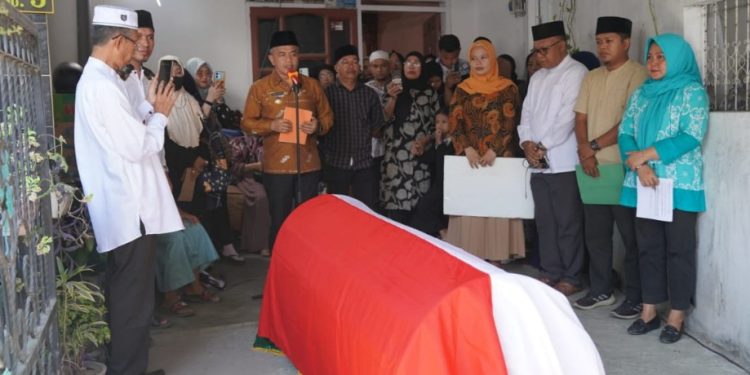 Pelepasan Jenazah Almarhum Iskandar Djaja, Wali Kota : Terima Kasih Sebesar-Besarnya Atas Pengabdian Yang Telah Diberikan