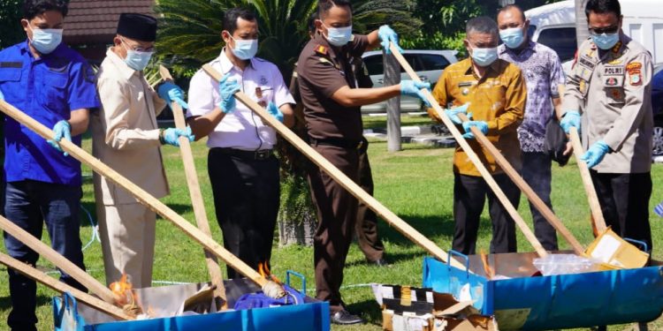 Wali Kota Menghadiri Pemusnahan Babuk Tindak Pidana Umum di Kejaksaan Negeri Palu