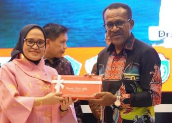 Gala Dinner Rakerwil Apkesi Komwil VI, Sekkot Palu Terima Cendramata Dari Pemkot Jayapura