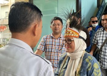 Hadiri Rakerwil Apeksi di Jayapura, Sekkot Palu Diberikan Mahkota dan Tas Noken