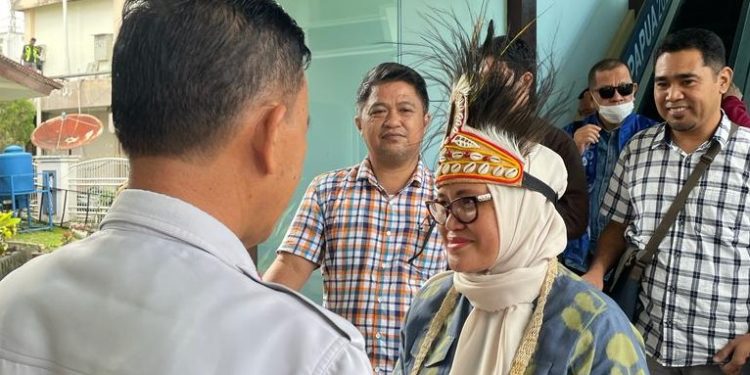 Hadiri Rakerwil Apeksi di Jayapura, Sekkot Palu Diberikan Mahkota dan Tas Noken