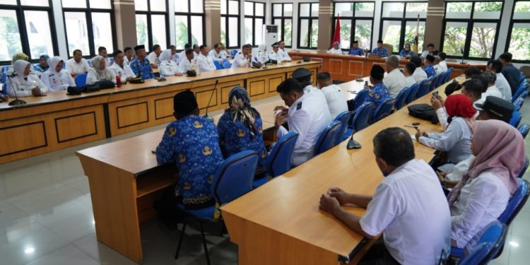 Rapat Bersama Lurah dan Camat, Hadianto : Tolong Kerja Bagus, Kalau Tidak, Bulan Desember Saya Ganti