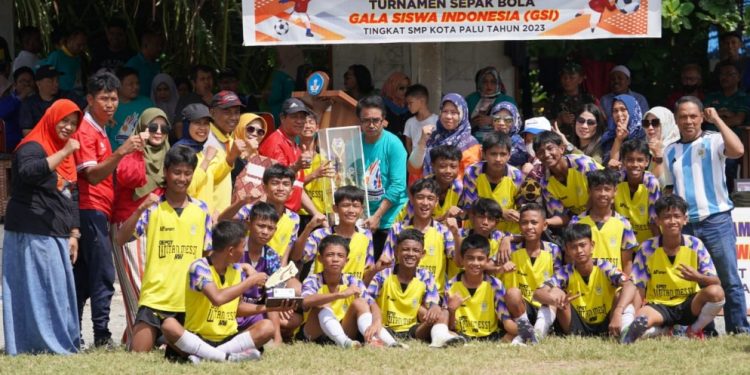 Hardi Tutup Turnamen Sepak Bola Gala Siswa Indonesia (GSI), SMPN 2 Palu Raih Juara 1