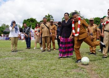 Hadianto Membuka Pertandingan Sepak Bola Turnamen Pemuda GKST Klasis di Desa Wuasa Poso