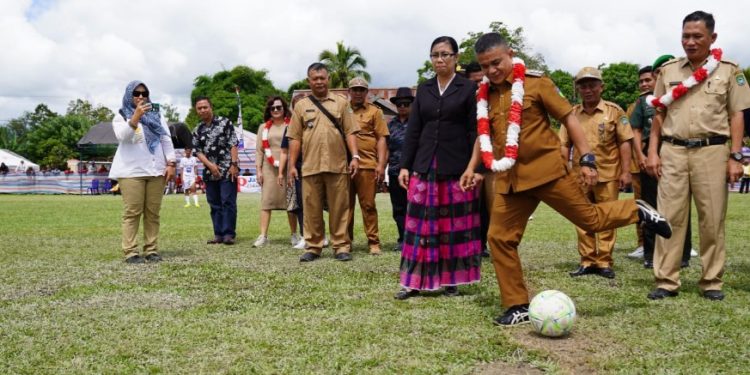Hadianto Membuka Pertandingan Sepak Bola Turnamen Pemuda GKST Klasis di Desa Wuasa Poso