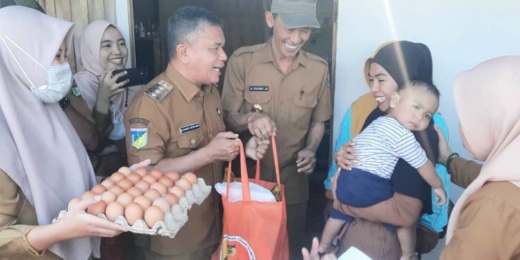 Wali Kota Palu Serahkan Bantuan Stunting Untuk Masyarakat Huntap Petobo