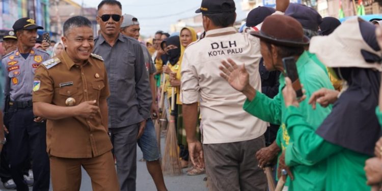 Pascabentrok Warga, Wali Kota Palu Ajak OPD dan Seluruh Anggota Padat Karya Bersih-Bersih Di Pasar Inpres Manonda