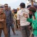 Pascabentrok Warga, Wali Kota Palu Ajak OPD dan Seluruh Anggota Padat Karya Bersih-Bersih Di Pasar Inpres Manonda
