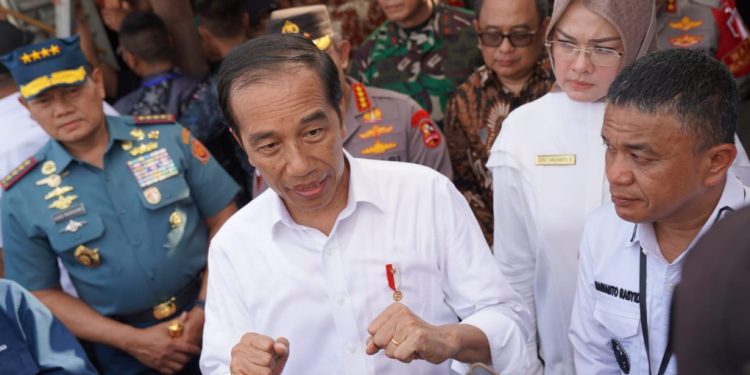 Jokowi Kunjungi Pasar Masomba Didampingi Wali Kota Palu