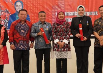 Wali Kota dan Ketua TP-PKK Kota Palu Menerima Penghargaan Manggala Karya Kencana