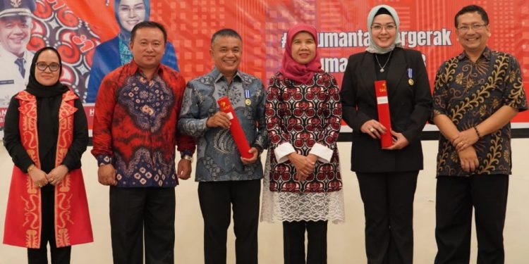 Wali Kota dan Ketua TP-PKK Kota Palu Menerima Penghargaan Manggala Karya Kencana