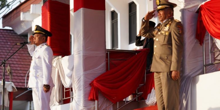 Wali Kota Palu Menjadi Inspektur Upacara Penurunan Duplikat Bendera Merah Putih Dalam Rangka HUT Ke-78 Republik Indonesia
