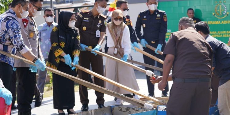 Sekkot Hadiri Pemusnahan Barang Bukti di Kantor Kejaksaan Negeri Palu