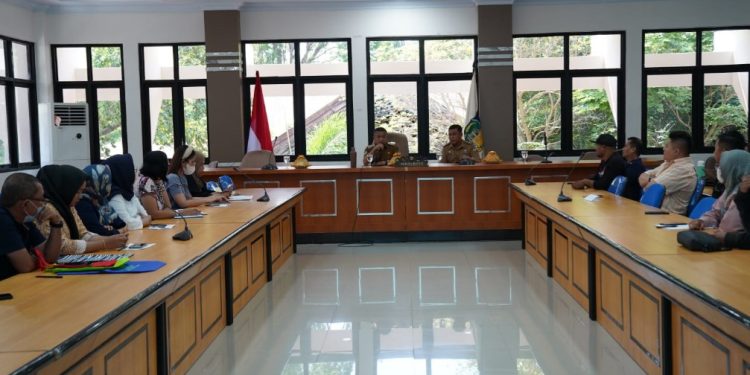 Sosialisasi Pembatasan Penggunaan Plastik, Wali Kota Palu Gelar Pertemuan Bersama Pelaku Usaha