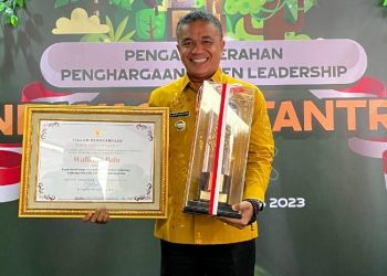 Wali Kota Palu Raih Penghargaan Green Leadership Nirwasita Tantra