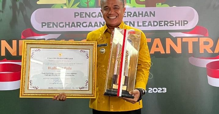 Wali Kota Palu Raih Penghargaan Green Leadership Nirwasita Tantra
