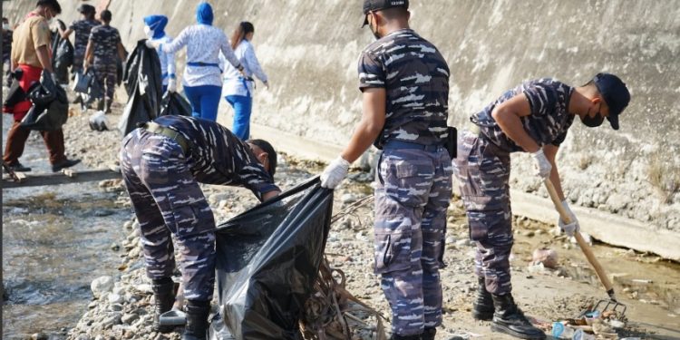Pemkot Palu Bersama TNI Angkatan Laut (Lanal) Palu dan Masyarakat Menggelar Aksi Bersih Sungai Di Kelurahan Talise
